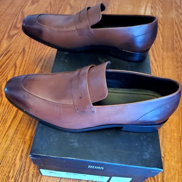 NEW Hugo Boss Kensington Loafer size 6 but fit like a size 9. Brand New